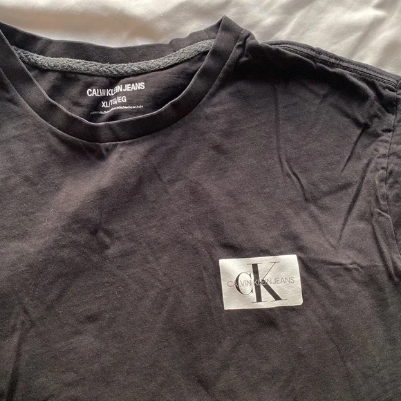 Calvin Klein tshirt - Picture 2 of 2